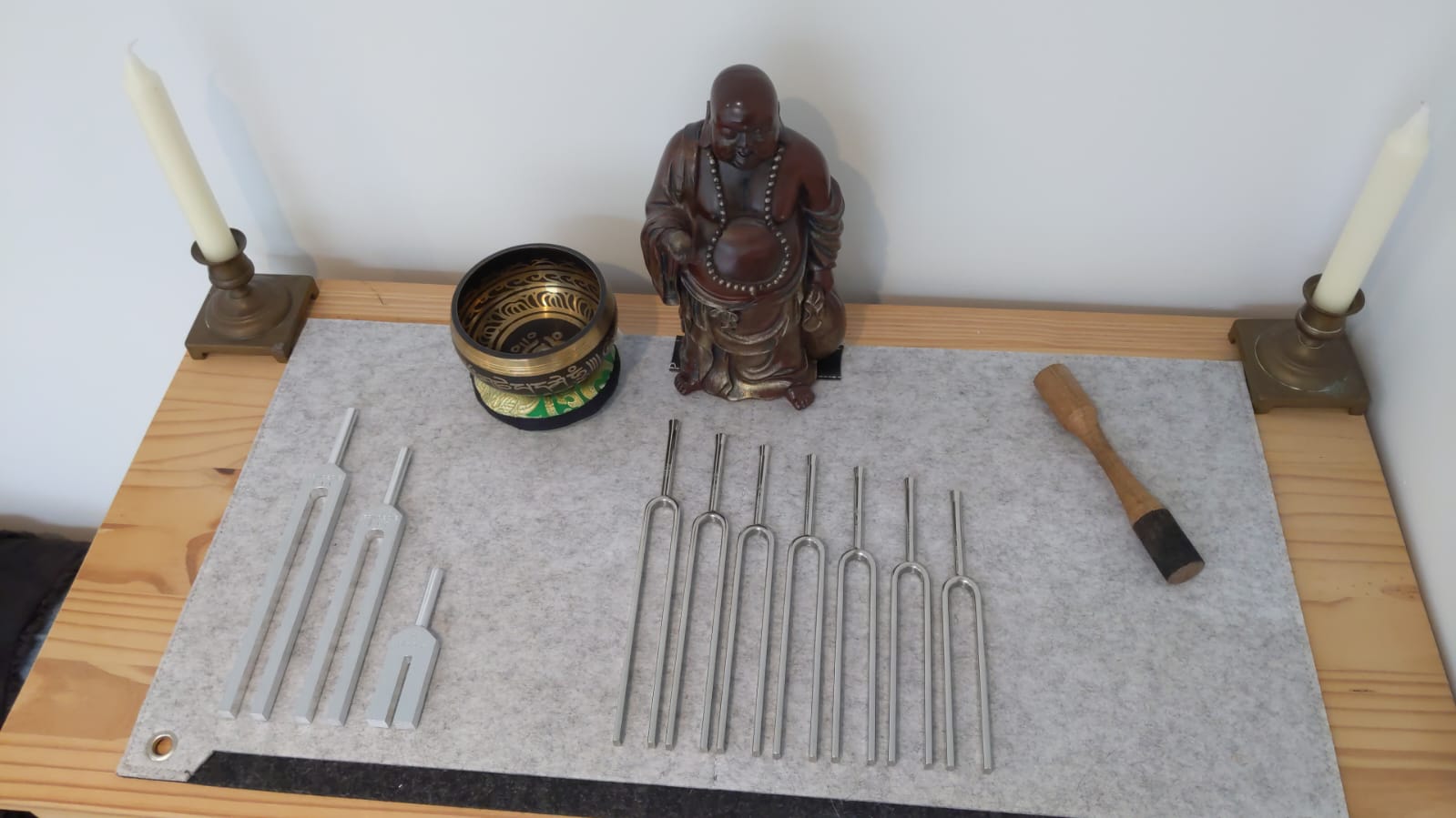 WhatsApp Image 2024-10-24 at 09.29.15 Holotropic sound therapy with healing vibrations from tuning forks, promoting deep relaxation and emotional harmony.